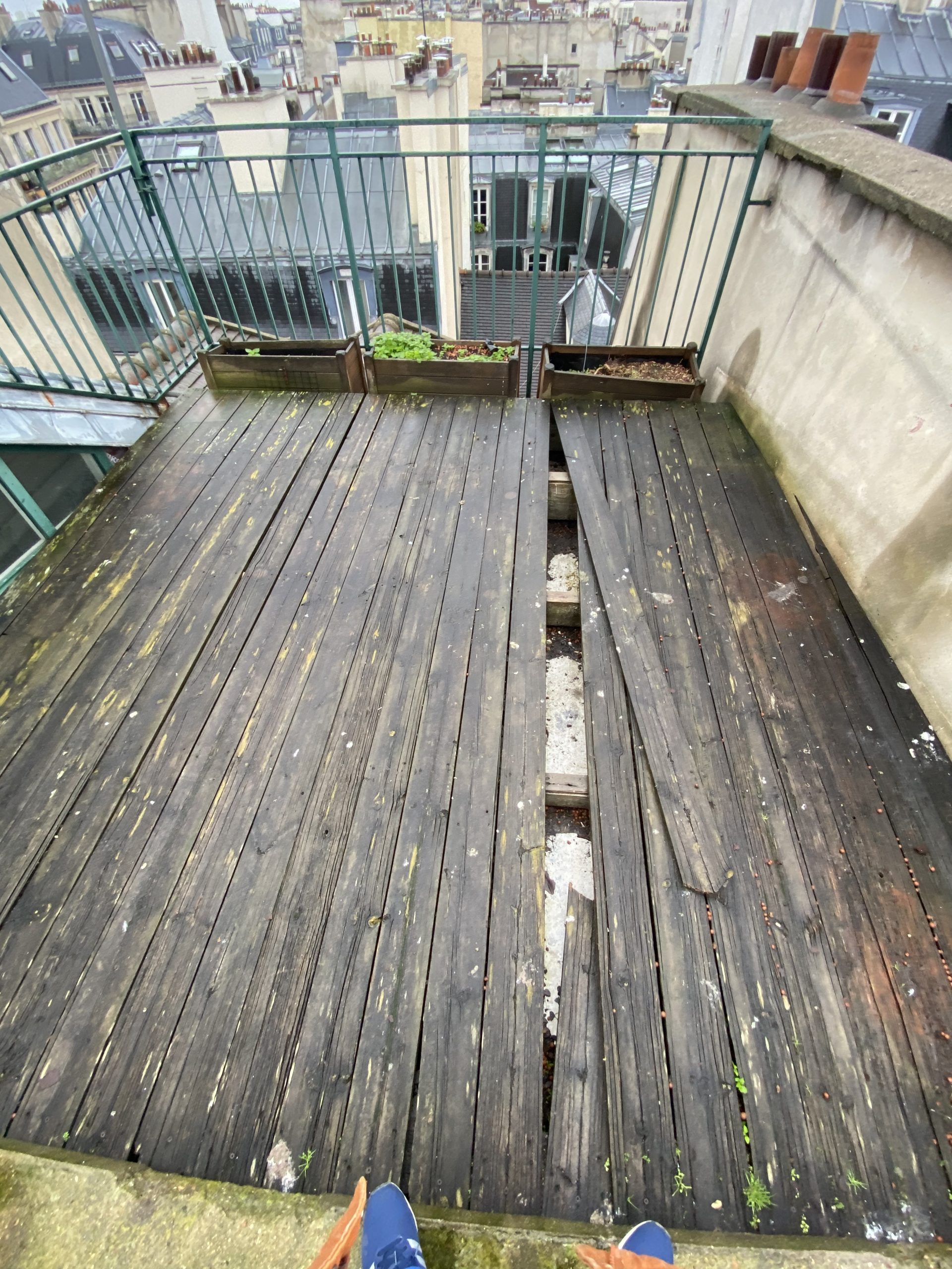 Planches de bois très abîmés sur une terrasse