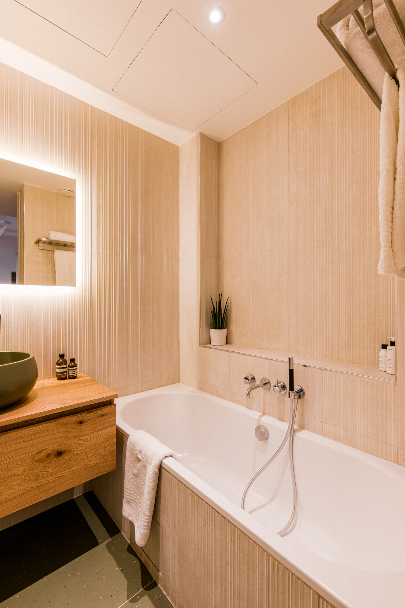 Photo d'un espace salle de bain avec baignoire et miroir lumineux,