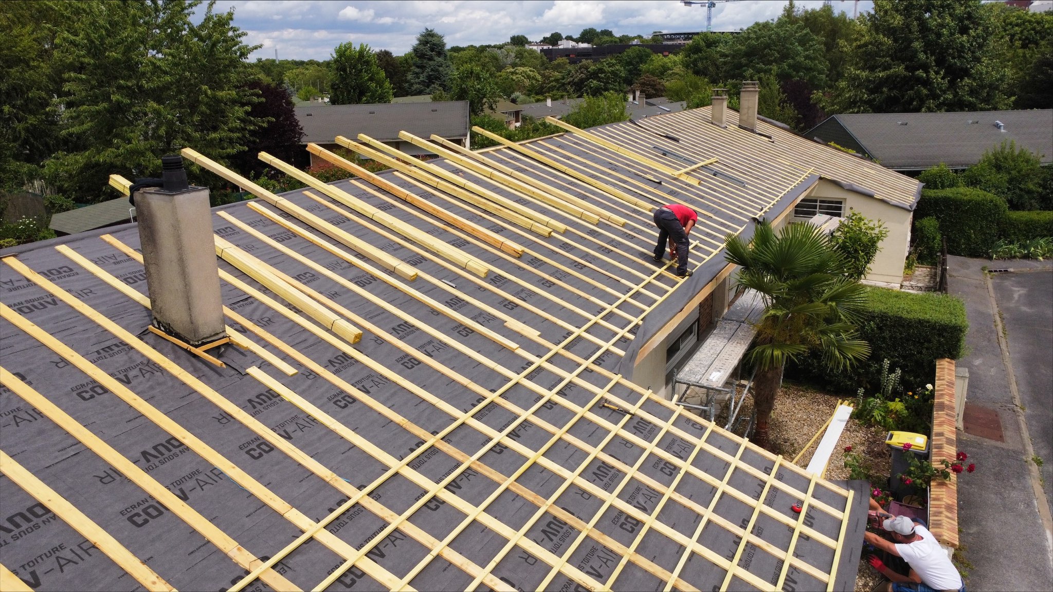 Installation de toiture avec support en bois